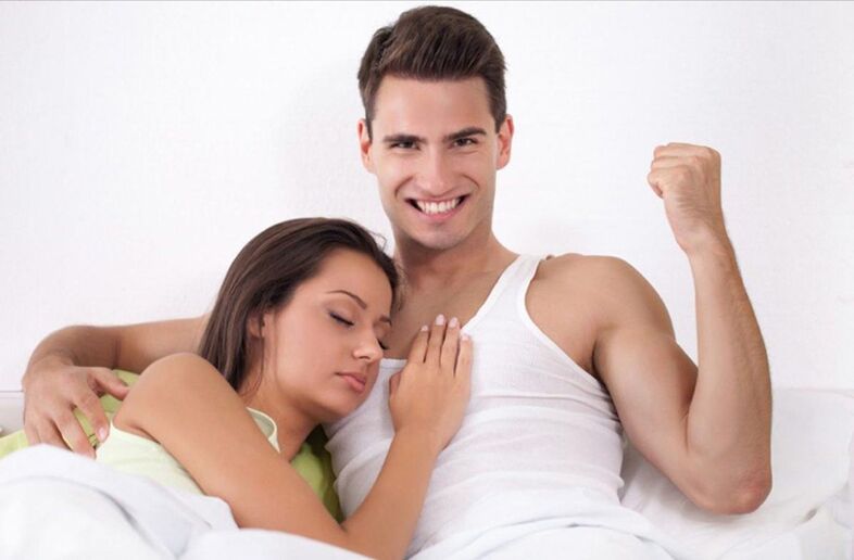 رجل قوي في السرير مع فتاة
